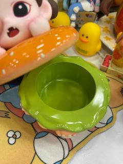 包装盒是个大的汉堡包。盖子还能打开，磁吸的。真的好可爱(*￣