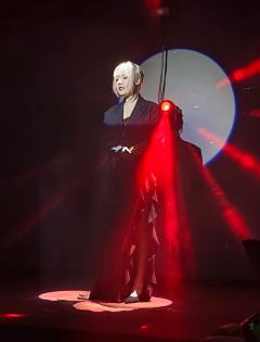 青白是南山先生继南墙系列后面一个新的复活流系列的第一部作品，