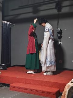 青白是南山先生继南墙系列后面一个新的复活流系列的第一部作品，