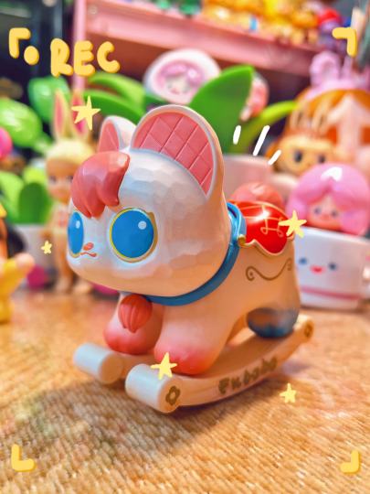 配色很绝的饱饱木马，身上仿雕刻感，很细节