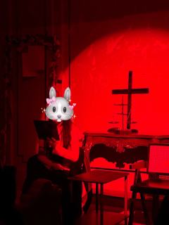 ￼ 神说：要爱护亲人，但不能与亲人相爱

他说：爱是灵魂的吸