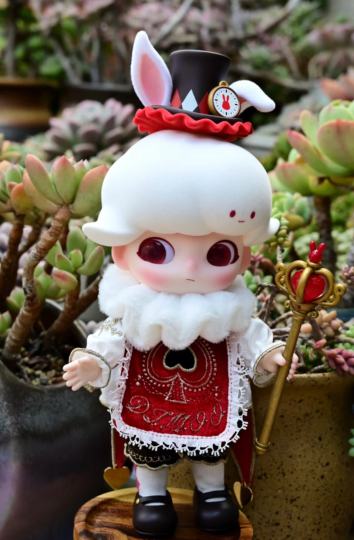 DIMOO童话奇境 | 扑通一声开启奇境之旅🗝️
要迟到了，快点快点⏱️
时间滴答作响，快要错过今天的茶话会了
🫖☕️🍰
Dimoo 新品 童话奇境1/8可动人偶 扑通兔🐰
红色新年战袍🔴脸上是闪闪的