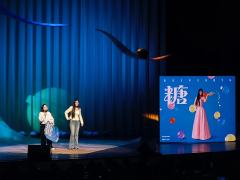 ［看完唐香玉专场有点心疼］
在这个大雨夜里，我正随着人群，撑