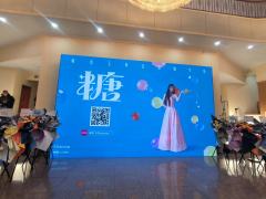 ［看完唐香玉专场有点心疼］
在这个大雨夜里，我正随着人群，撑