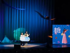 ［看完唐香玉专场有点心疼］
在这个大雨夜里，我正随着人群，撑