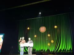 第一次看线下的脱口秀专场，是鑫博老舅的《发现丑的眼睛》2.0