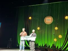 第一次看线下的脱口秀专场，是鑫博老舅的《发现丑的眼睛》2.0