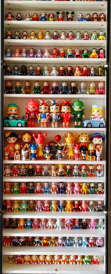 Molly 100% 已整装待发，元气满满奔赴新程。
每一处细节都藏着可爱与态度，自带高光气场，随时准备惊艳登场。
不慌不忙，自在闪耀，把期待值拉满。
新的一年，和 Molly 一起解锁满分状态，奔赴