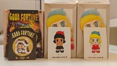 当Molly把小眉头一皱，全世界的不开心都得退退退！
 
这