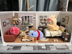 labubu温馨小屋
沙发玩手机的老大
床上裹被子的老二
地