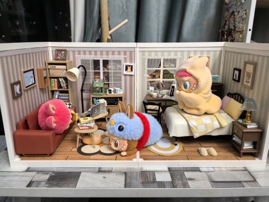 labubu温馨小屋沙发玩手机的老大床上裹被子的老二地板上爬行的老三阳台扮盆栽的老幺