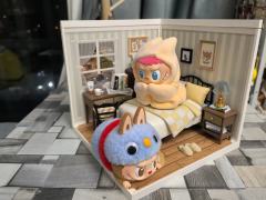 labubu温馨小屋
沙发玩手机的老大
床上裹被子的老二
地