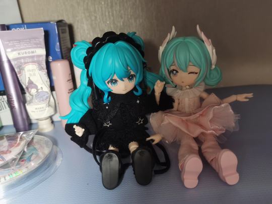 非常好，左边那只是我之前在店里抽的，右边👉是收的，而且卖家也没有拆袋☺☺😊初音可爱☺