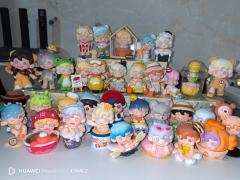 拆开第N个Dudoo盲盒时,纸盒摩擦的沙沙声像极了星星落进玻