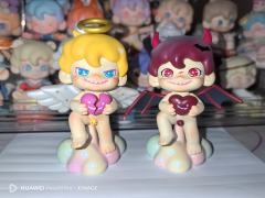 拆开第N个Dudoo盲盒时,纸盒摩擦的沙沙声像极了星星落进玻