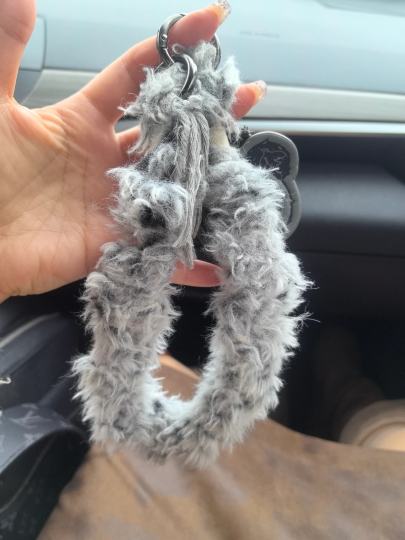 岛上收的，价格美丽，实物更美丽。可以背，日常也可以编起来变短款手机链，好实用