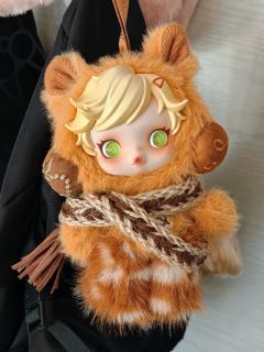 灯笼辫儿安排上啦，如果有橙色星星卡子就好了，下午出去买一个～