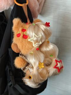 灯笼辫儿安排上啦，如果有橙色星星卡子就好了，下午出去买一个～