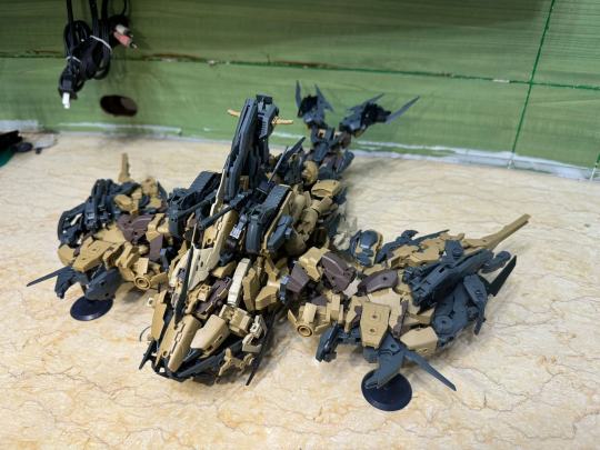 名称：利维坦试验机零型
型号：Lvt_Ar00
代号：重箭
所属阵营：地球联合
数据：格斗 3 射击 1 结构 18 机动 18
设定：该机体是结合马克西翁与拜隆作战数据所秘密研发的仿生物试验机，胸鳍