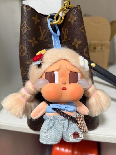 闺女太可爱了啊！立马把拉布布的衣服脱下来穿上😃