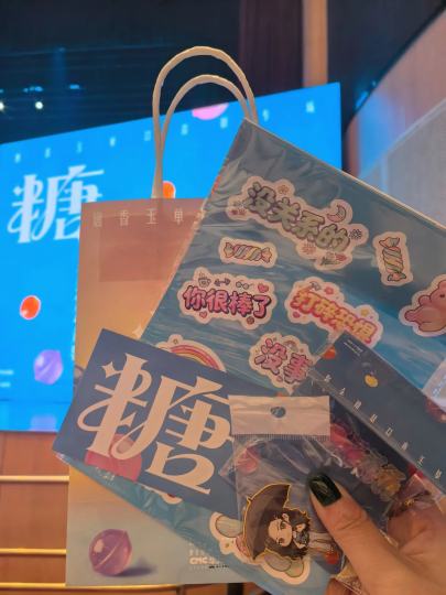 整场演出从开场起就把场子焊死在了快乐里，包袱一个接着一个，call back精准又丝滑，英文梗，生活梗，女性视角梗轮番上阵，每一句都踩在笑点上，全场笑声几乎没断过。我们香玉的喜剧技巧也真的愈发成熟，节