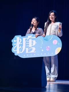 整场演出从开场起就把场子焊死在了快乐里,包袱一个接着一个,c