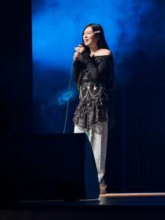 整场演出从开场起就把场子焊死在了快乐里,包袱一个接着一个,c