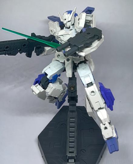 群赛投稿
阵营：地球联合军
编号：RXEXM-01
代号：突袭者一型
数据：格斗：8；射击：10；结构；9；机动10
武器：光束中距离步枪（中距离；光束）；左手二连小型光束加农炮（中近距离；光束）；光