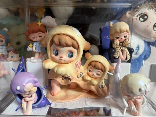 真的越来越喜欢阿默（ANMOO）这个ip，可爱又带着些许情绪的东西，让你能感受到她的快乐和委屈，也许对于一些像我一样的比较在乎精神世界的娃友，都将会亲近她，喜欢她，然后收藏她，去感受和体会这个ip带来