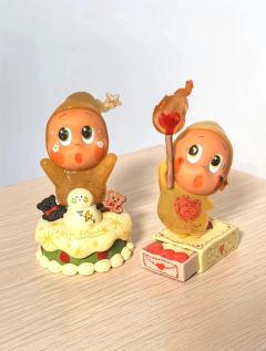 星星人点亮，整个娃娃都是透透的，打上光感觉超美，下面小火柴盒