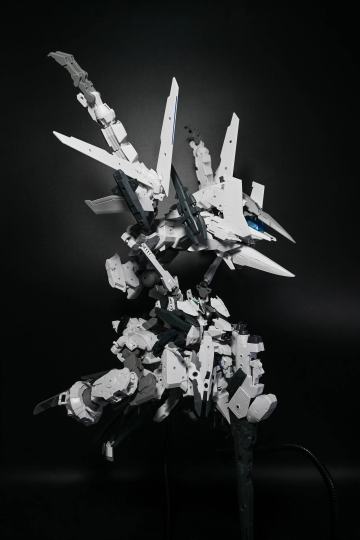 型号：eEXM-zc0
所属阵营：地联  
代号:摇篮
机体数据:格斗4 射击22 结构10 机动 4
配备武装:
莱万汀(超远距离光炮)   远程  光束
近距离照射炮   近战  光束
摇篮羽翼(