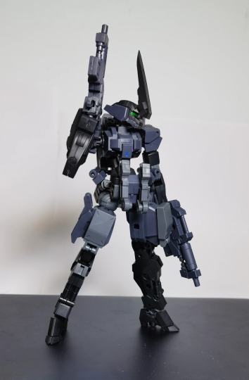 “外星乡巴佬的钱可用不了。”—Mr.Crow

编号：eEXM-CC-1

代号：Crow Courier 乌鸦信使

所属阵营：独立佣兵团清道夫（现属地球联合）

数据：格斗5 射击14 结构6 机