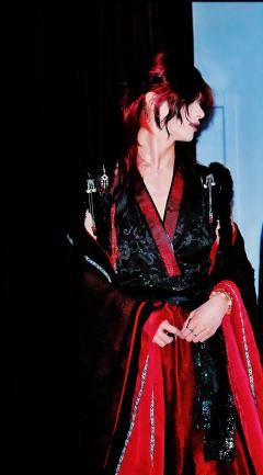 江湖武侠的“爱恨史诗”—
人生所求，不过凌云之上一场大醉。
