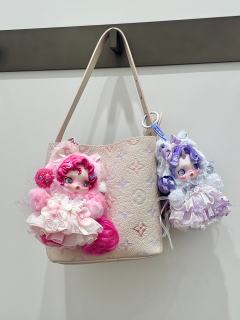 就这样背着我的珍奇和碧琪逛街
一路逛街回头率💯
