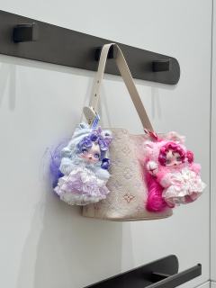 就这样背着我的珍奇和碧琪逛街
一路逛街回头率💯
