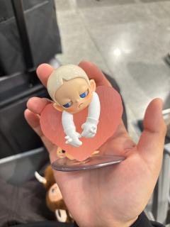 去值机的路上看到有机器人随便推了一个，我怎么可以这么欧！