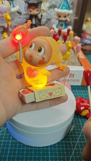 自己改的，没电了可以充电，使用火柴棒控制开关，三种灯光效果