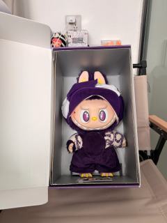 紫色系的labubu大米兰1.0真的太可爱了！你看它的小眼神