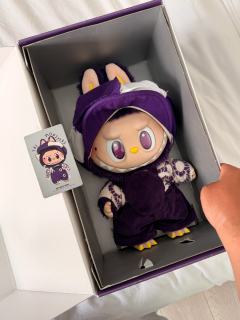 紫色系的labubu大米兰1.0真的太可爱了！你看它的小眼神