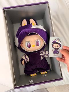 紫色系的labubu大米兰1.0真的太可爱了！你看它的小眼神