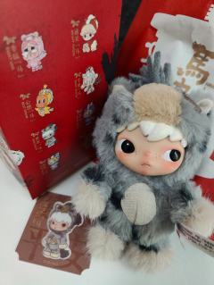 太可爱了黑芝马，自己钩了围巾小鞋可爱，买的便宜套装也很酷啊，