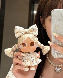 头上的蝴蝶结都是碎花的！裙子的碎花和蕾丝领口细节满分，珍珠项