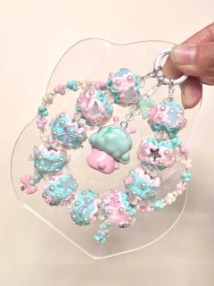 薄荷绿樱花粉配色，搭配粘花重工手绘珠，兼职可爱加倍🥰