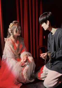 青白，没有阿喜不会在第二幕的时候抱住自己哭到晕厥，酣畅淋漓的