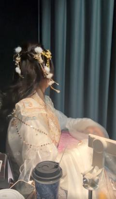 青白，没有阿喜不会在第二幕的时候抱住自己哭到晕厥，酣畅淋漓的