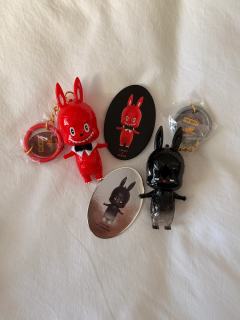 labubu十周年红色领结钥匙扣太可爱了！这不比旁边的黑色隐