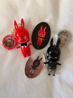 labubu十周年红色领结钥匙扣太可爱了！这不比旁边的黑色隐