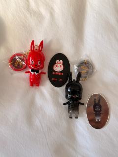 labubu十周年红色领结钥匙扣太可爱了！这不比旁边的黑色隐