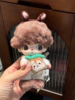 “世界很大，我想和你一起去看看～”  

这只小鹿玩偶也太会