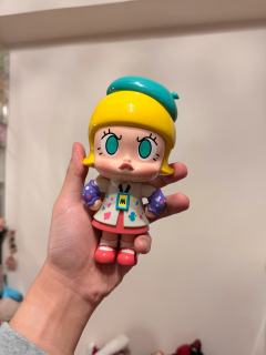 看完展览爱上了这位咬唇的小女孩Molly
因为是20周年加上